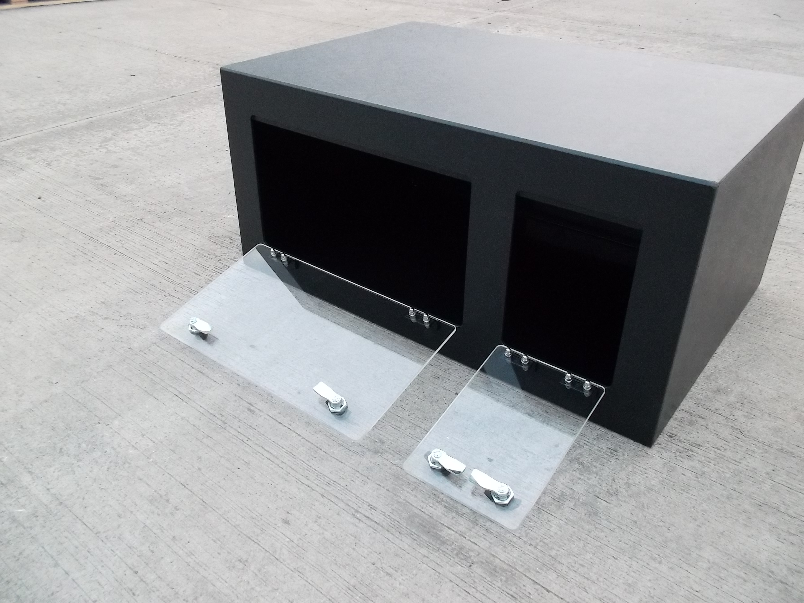 900mm x 600mm x 420mm Vivarium with fixed divider.
